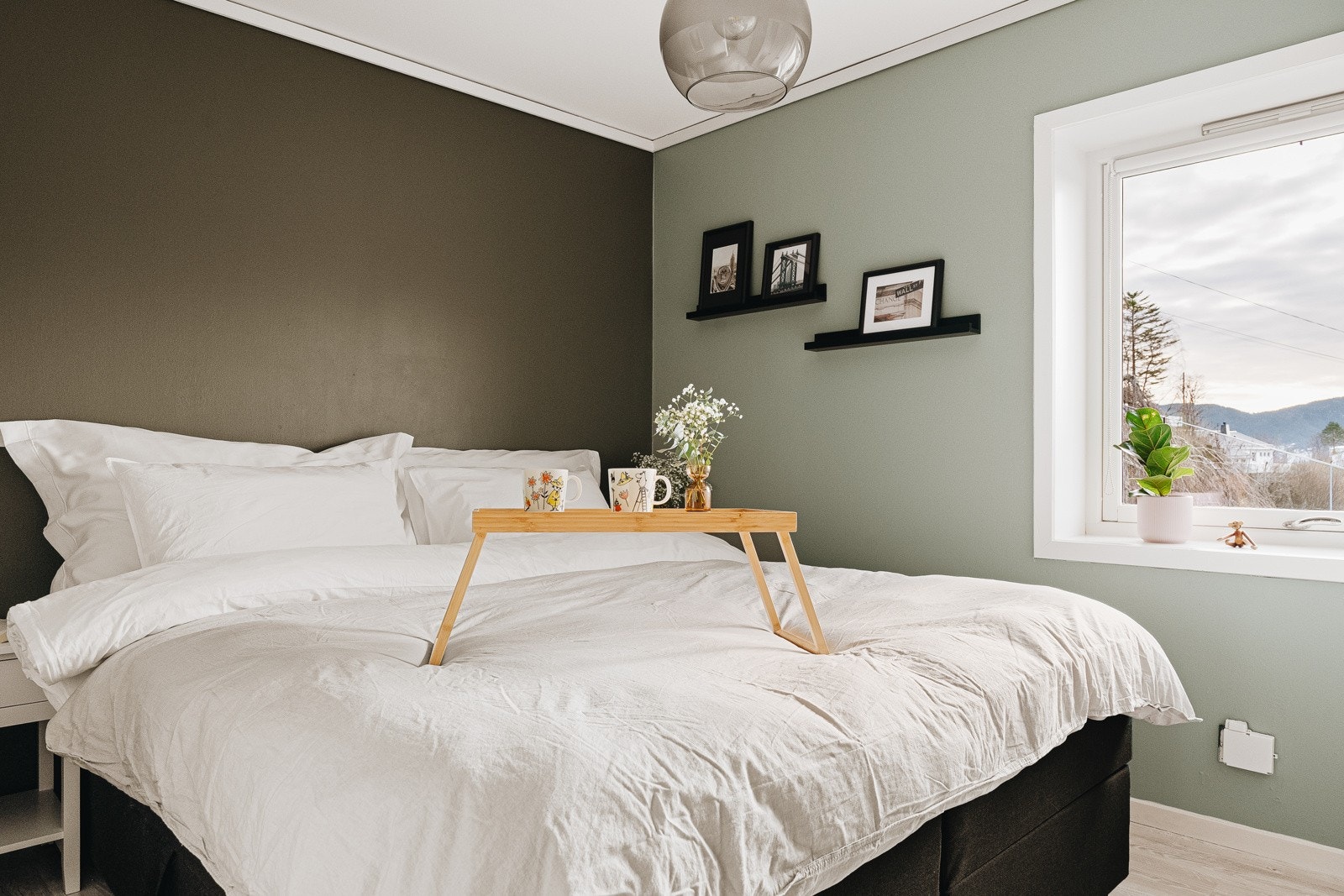 Boligens hovedsoverom er romslig og måler 9,6 kvm. Det gjennomgående naturlige lyset går igjen på leilighetens soverom. Galleribilde