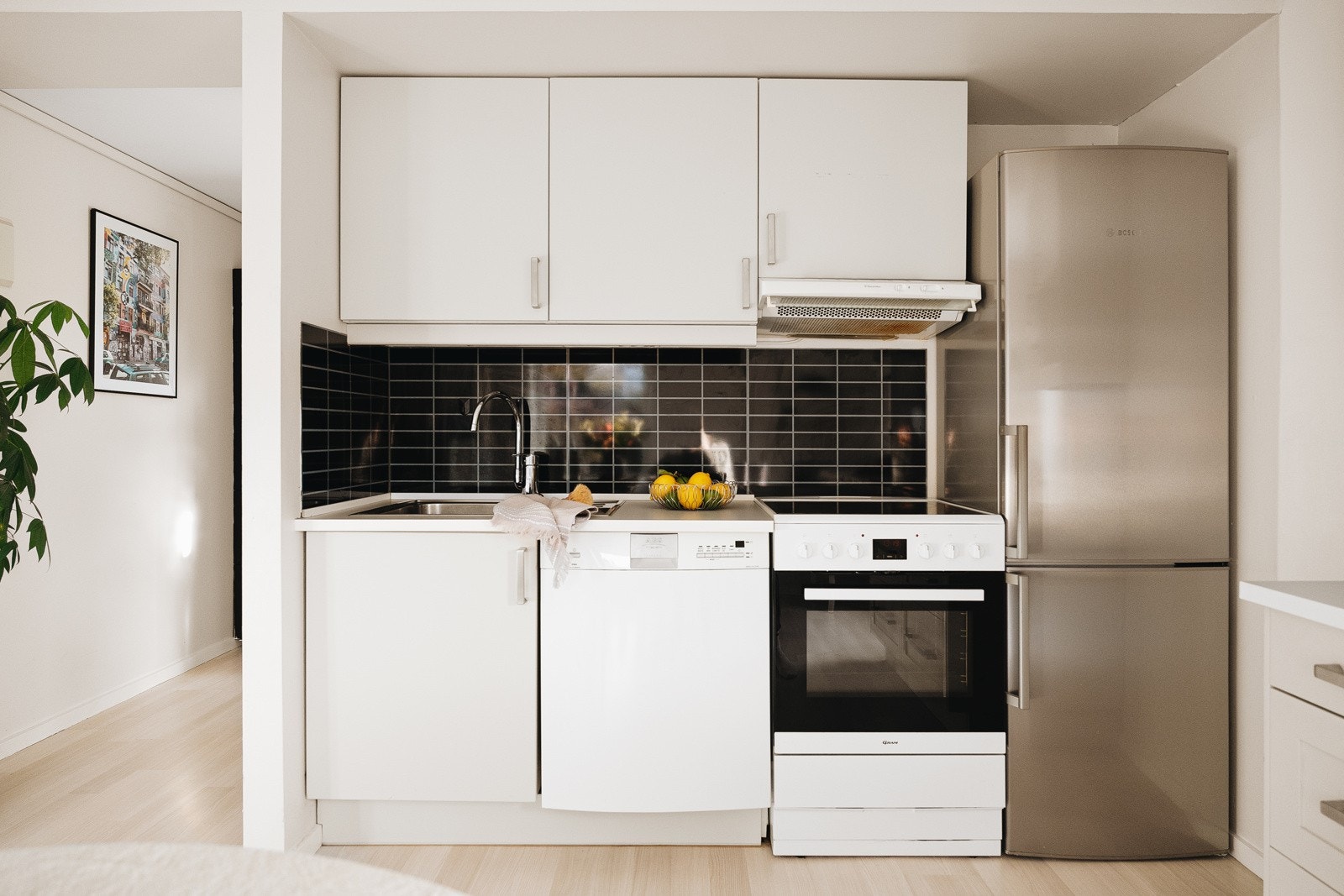 Kjøkkeninnredning har profilerte og slette fronter og laminat benkeplate med nedfelt vask av stål. Av hvitevarer finner du: Plass/opplegg for komfyr, kjøleskap og oppvaskmaskin. Ventilatoren er integrert. Galleribilde