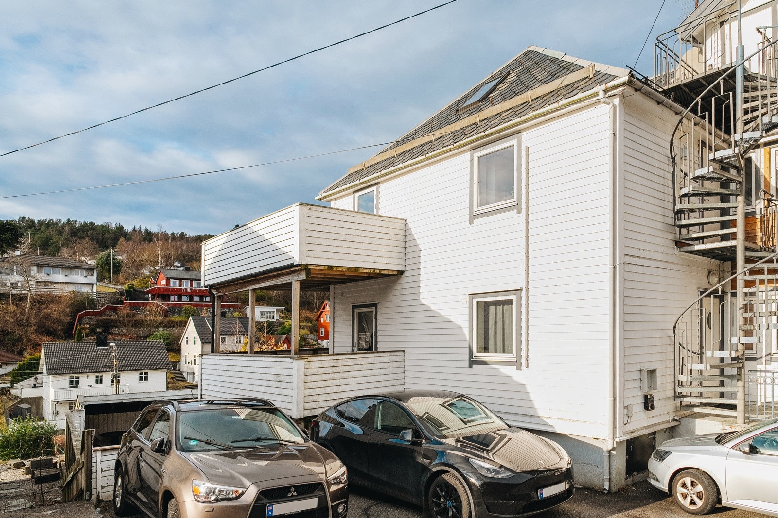 Borettslaget har fellesarealer i hage med pergola og hageareal. Det er 4 parkeringsplasser ved huset som blir fordelt gjennom ansinitet og felles parkering (5 plasser) etter første mann til mølla prinsippet lengre ned i gaten. Galleribilde