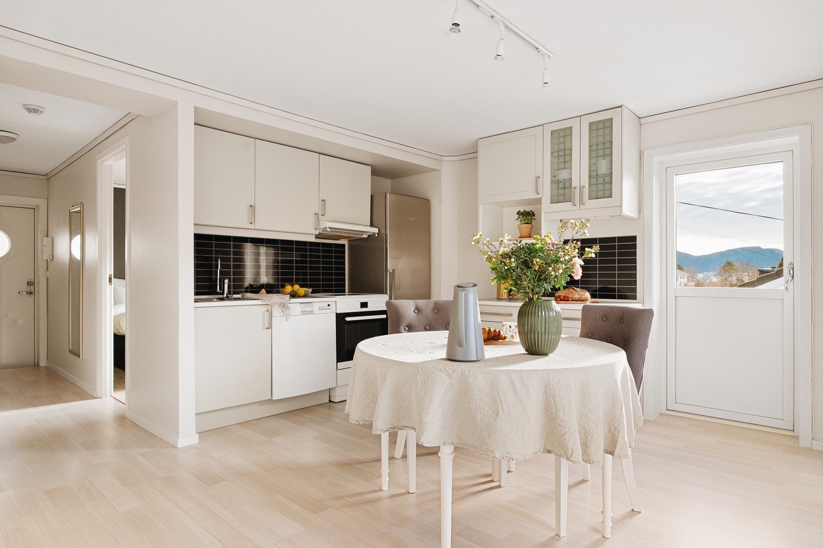 En flott 3 roms leilighet med nydelige solforhold og utsikt! Galleribilde