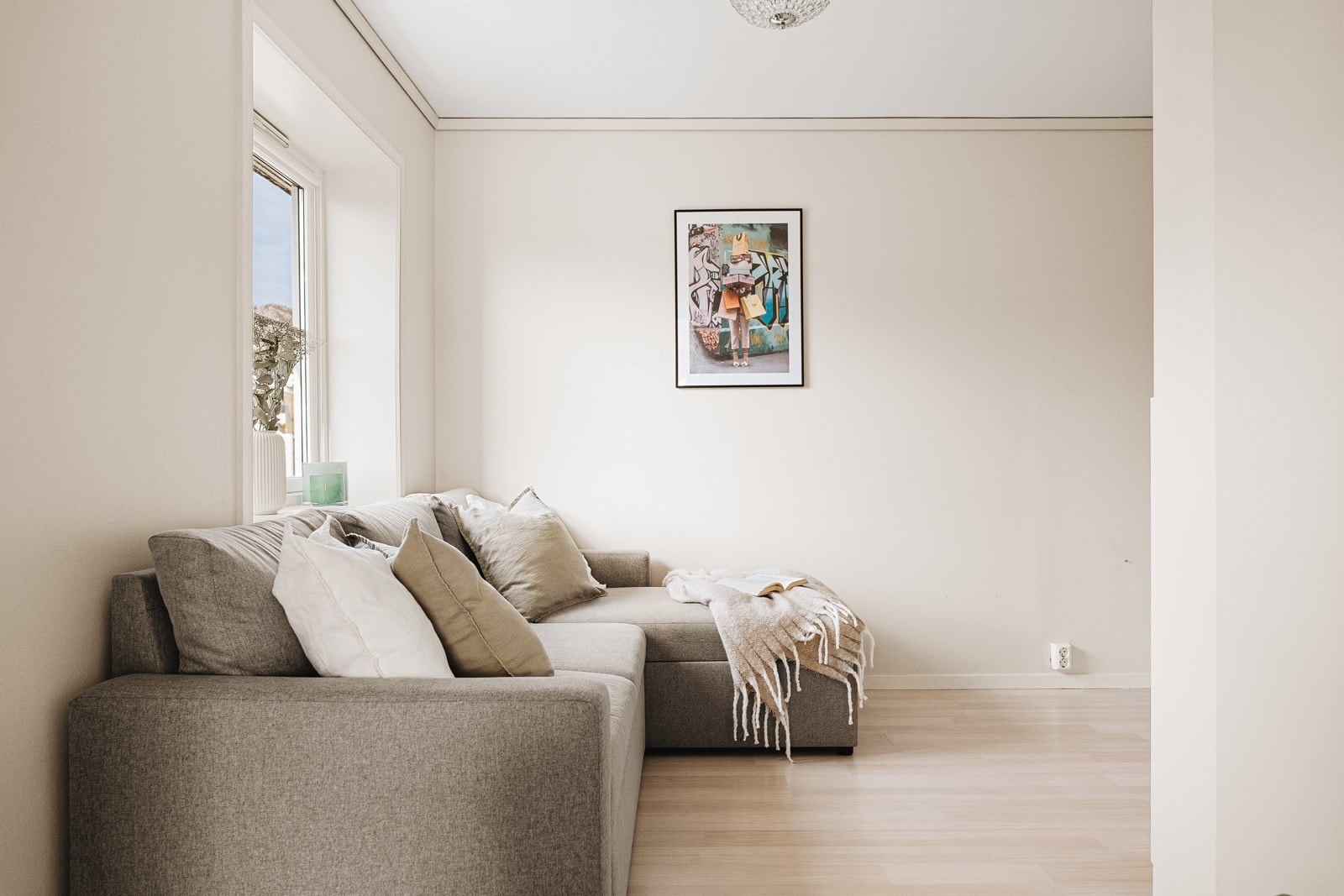 Leilighetens andre soverom har tilkomst fra stue med plass til både seng, pult og annet møblement. Det er i dag innredet som stue/mediasone. Galleribilde