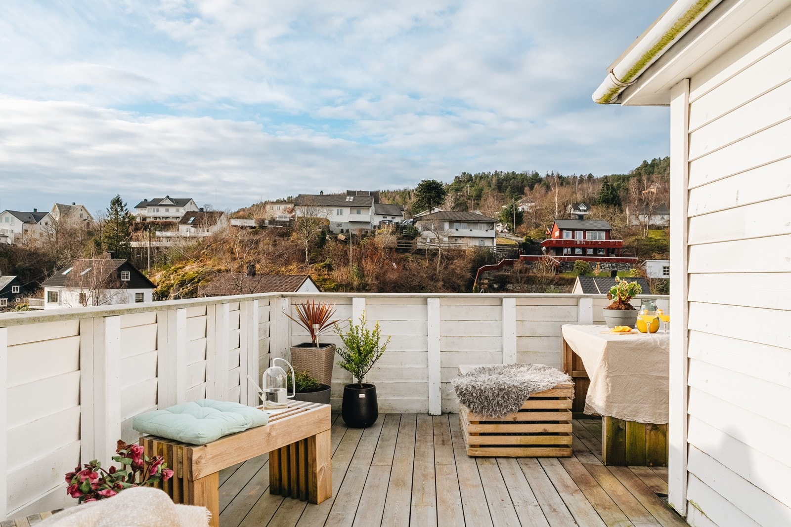 Fra stue/kjøkkenet har du tilgang til en stor og flott balkong på hele 15 kvm med sol og utsikt - Denne kan innredes med en sittegruppe. Her vil du trives! Galleribilde