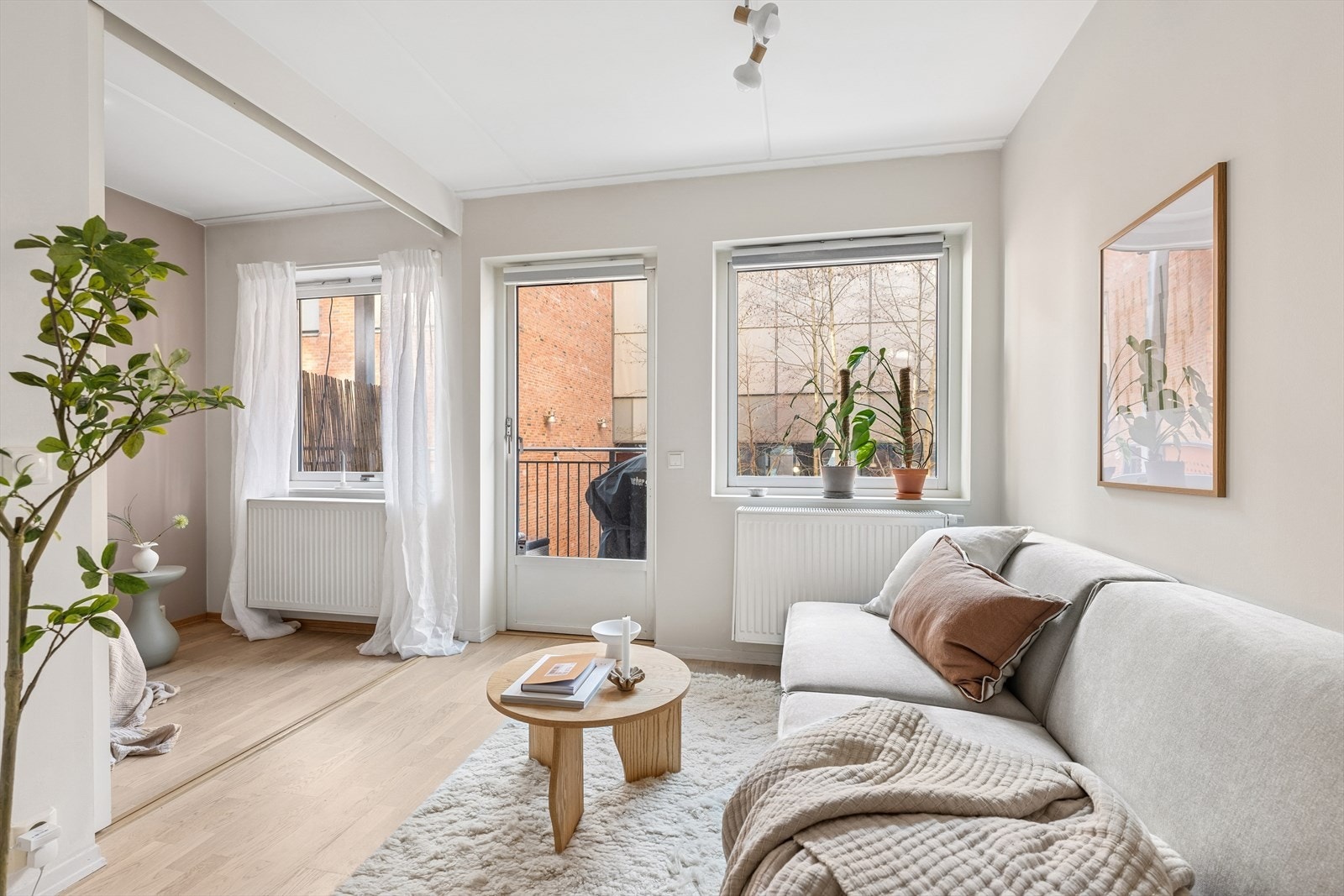 Velkommen inn! Dette er en romslig leilighet som er proppfull av sjarm og god atmosfære. Her er det lett å like seg. Galleribilde