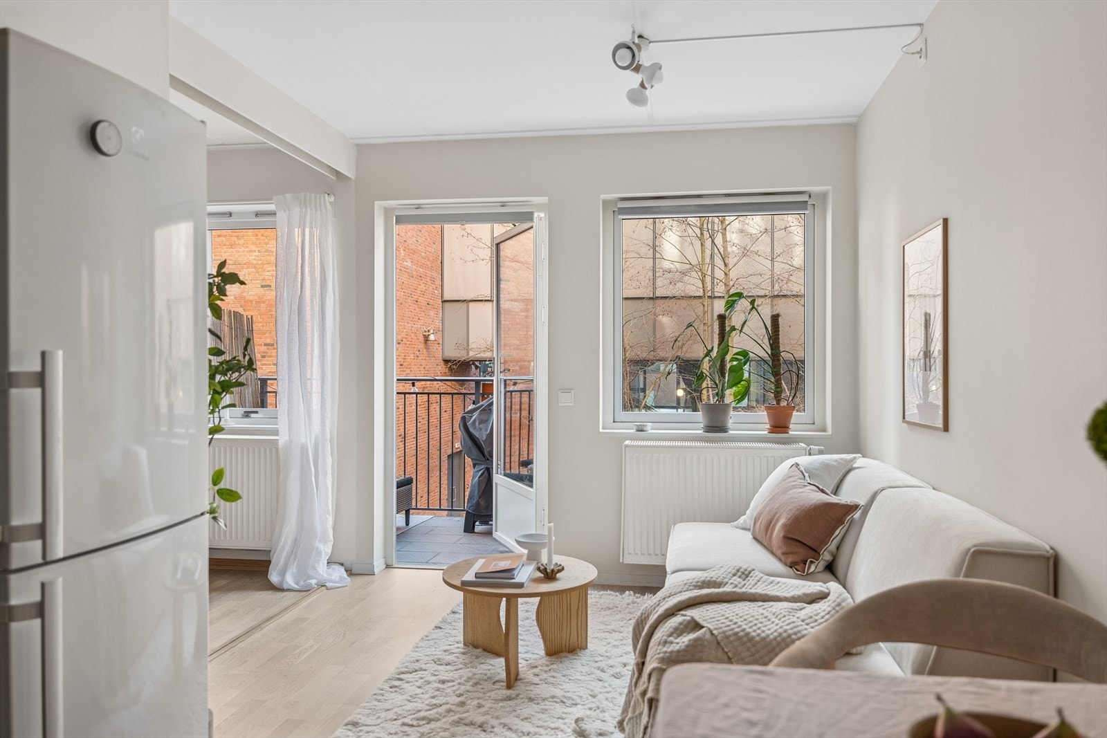 Rommet byr på store vindusflater og luftig planløsning, som bidrar med å skape en romslig følelse. Galleribilde