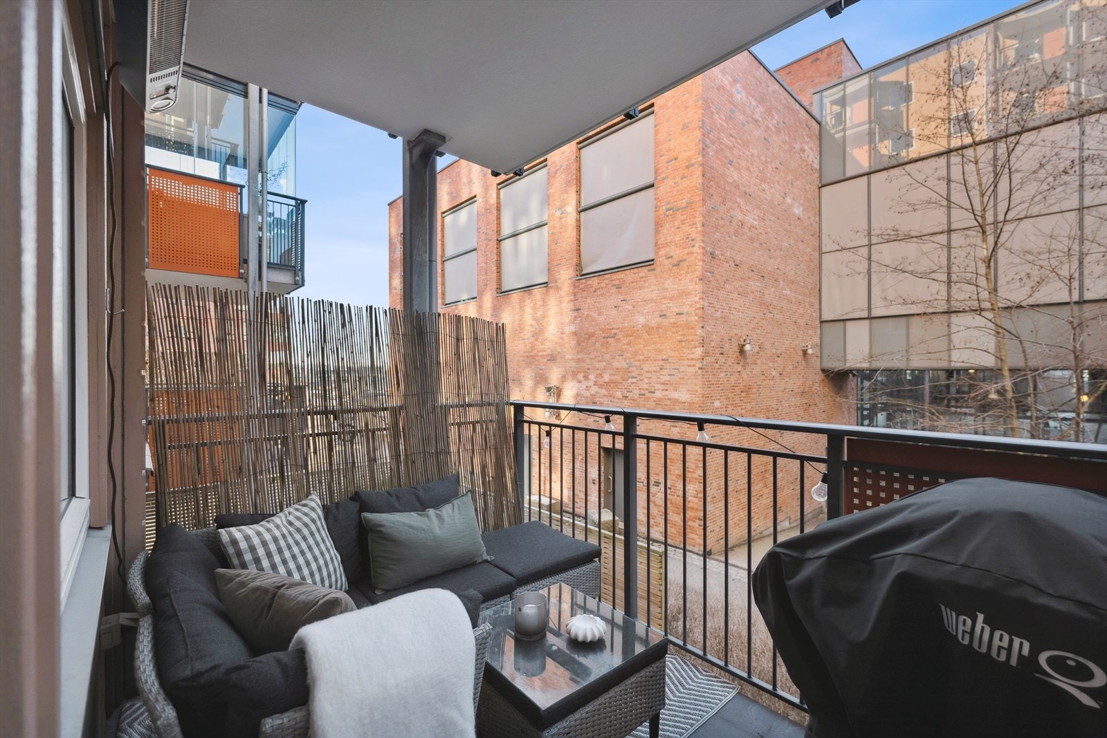 Her er det god plass til sittegruppe og tilhørende møblement, så man kan sitte og nyte fredelig utsyn. Galleribilde