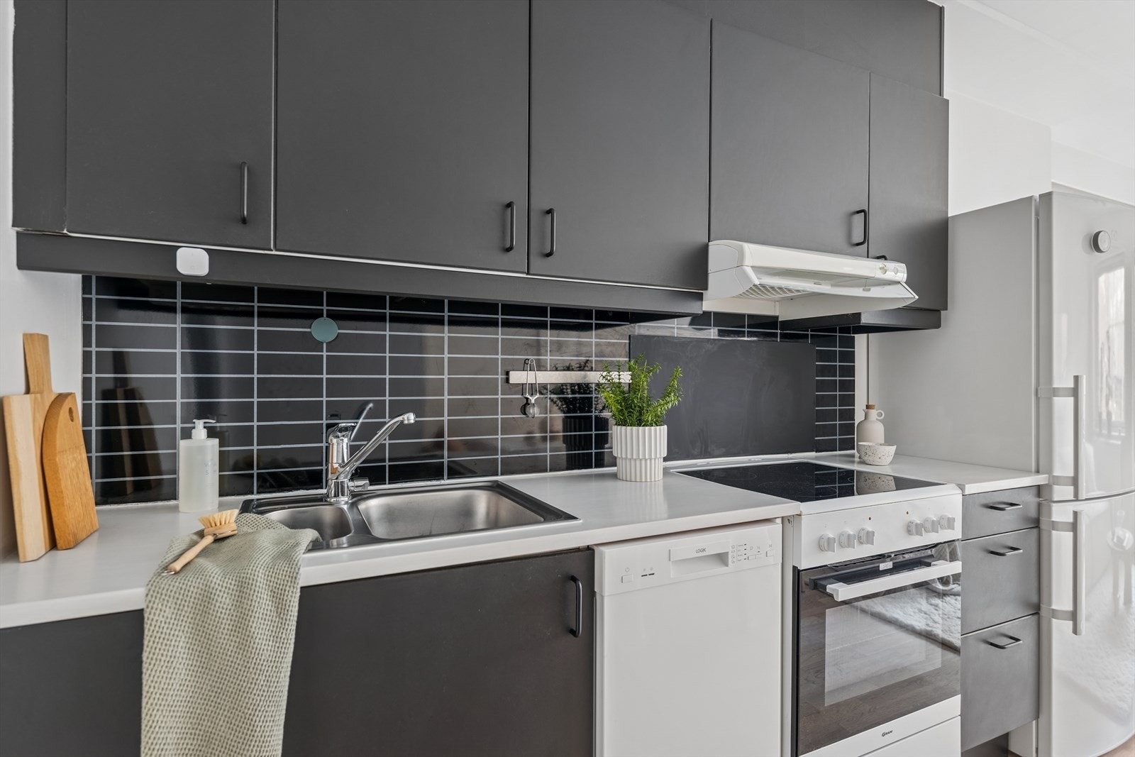 Her er det god kombinasjon av skap og benkplass. Galleribilde