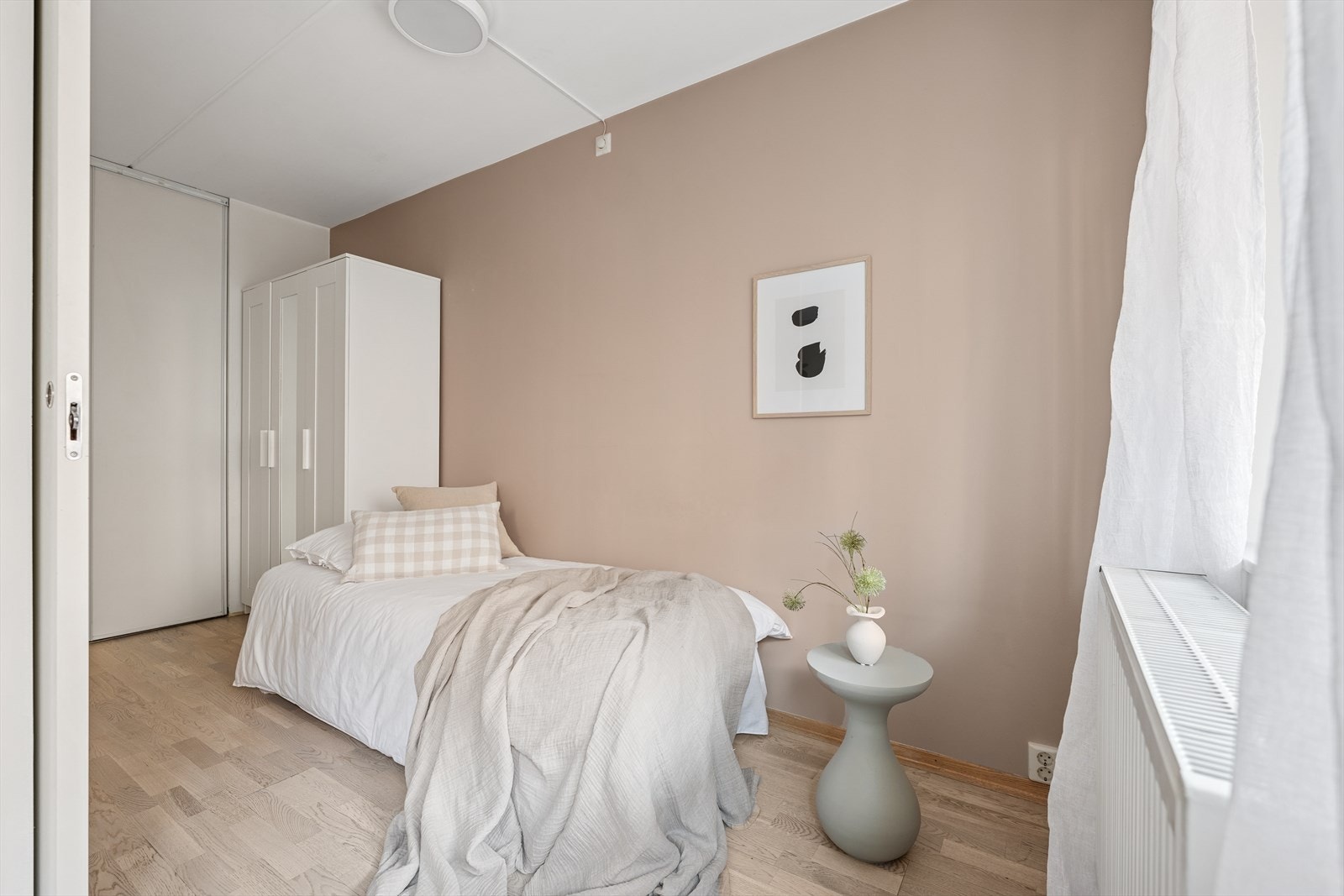 Soverommet er av god størrelse. Her har du plass til stor seng og garderobeskap. Galleribilde