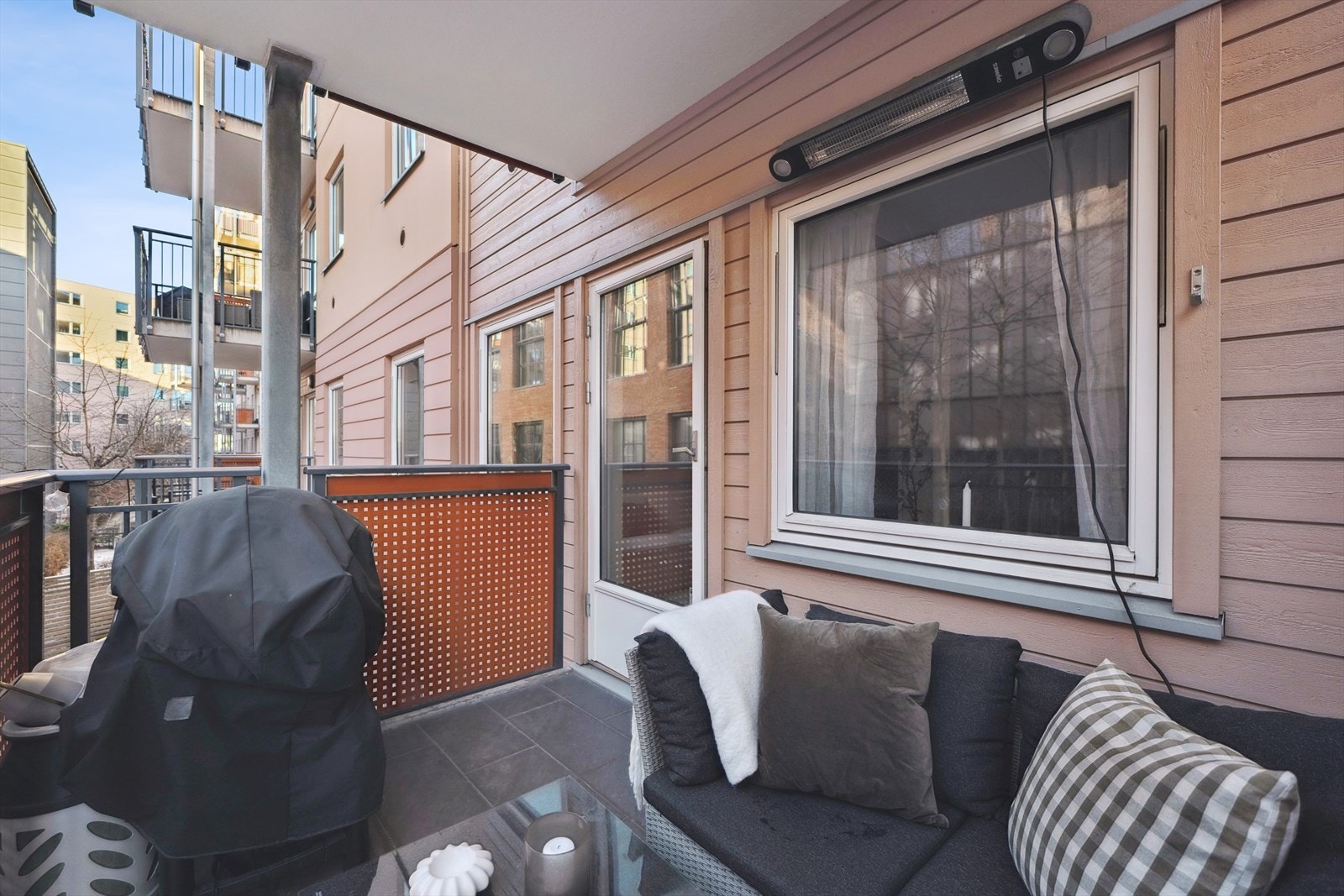 Her er det god plass til grill, sittegruppe og tilhørende møblemen. Galleribilde