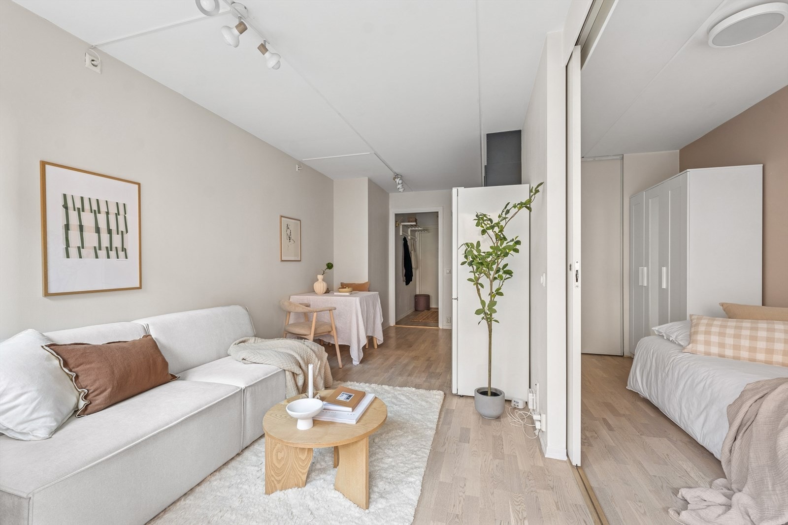 Stuen har glatte malte flater og lyst 3-stavs parkett, som gjør det enkelt å innrede etter eget ønske. Galleribilde