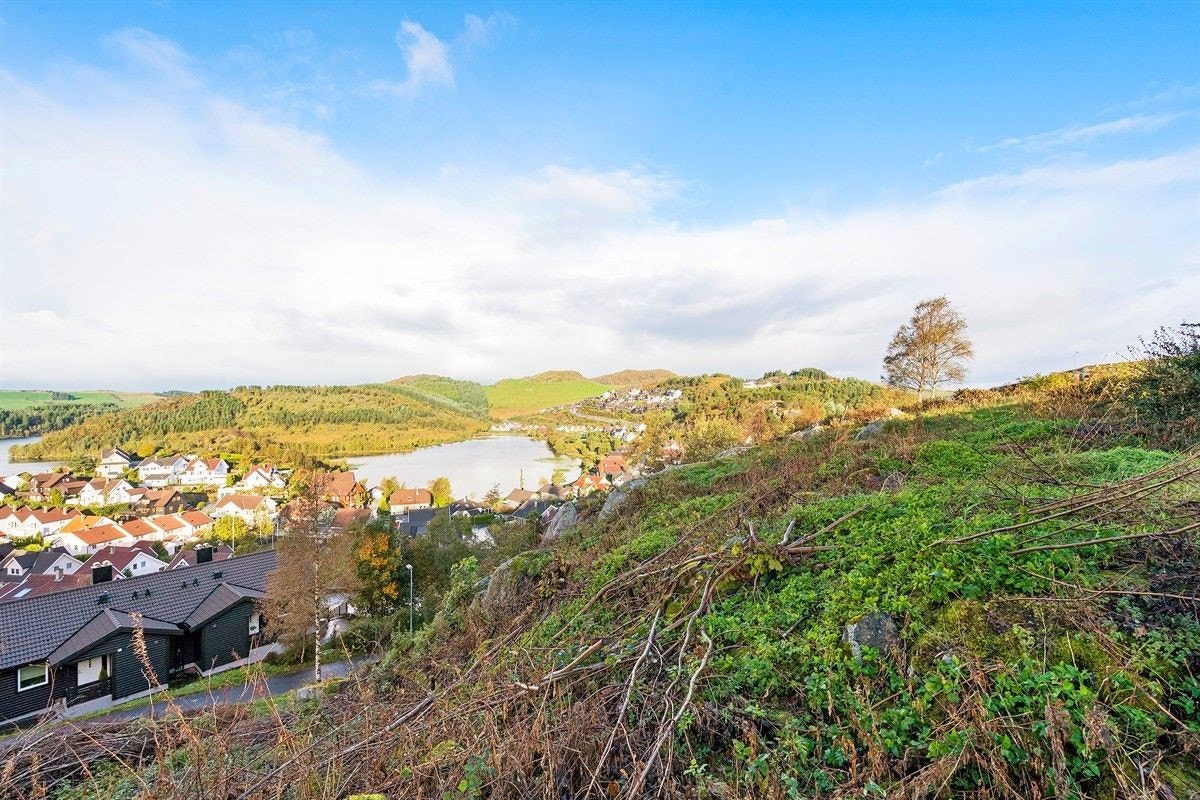 Utsikten over Fjermestad, Jus-feltet og omkringliggende vatn er av det ypperste på Ålgård Galleribilde