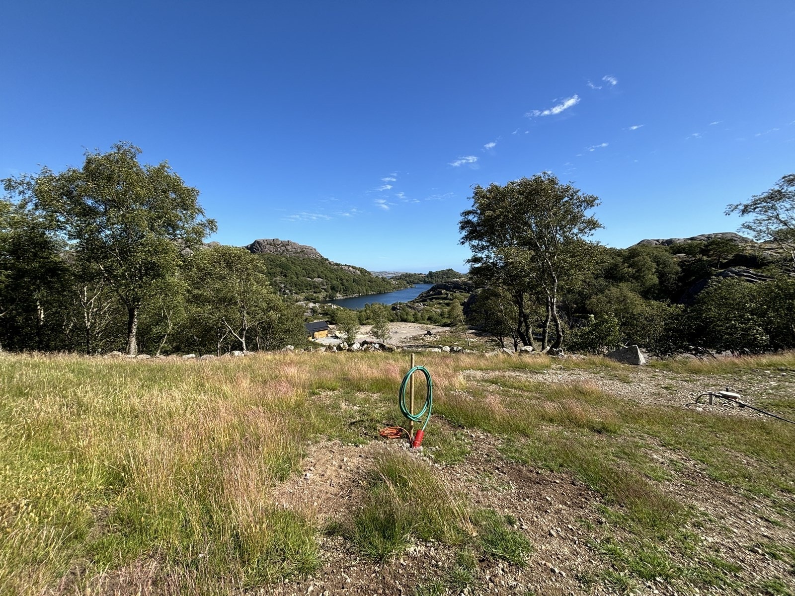 Velkommen til Vaksvigveien 12! Her har du fin utsikt mot Sæstadvannet samt kan delvis skimte sjø og hav i bakgrunnen. Galleribilde