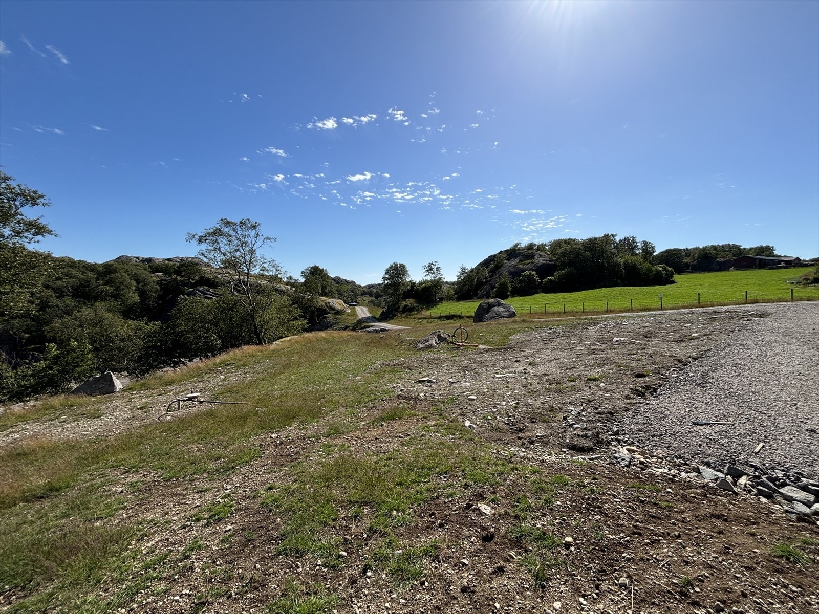 Bilde fra tomten tatt mot sør-vest. Galleribilde