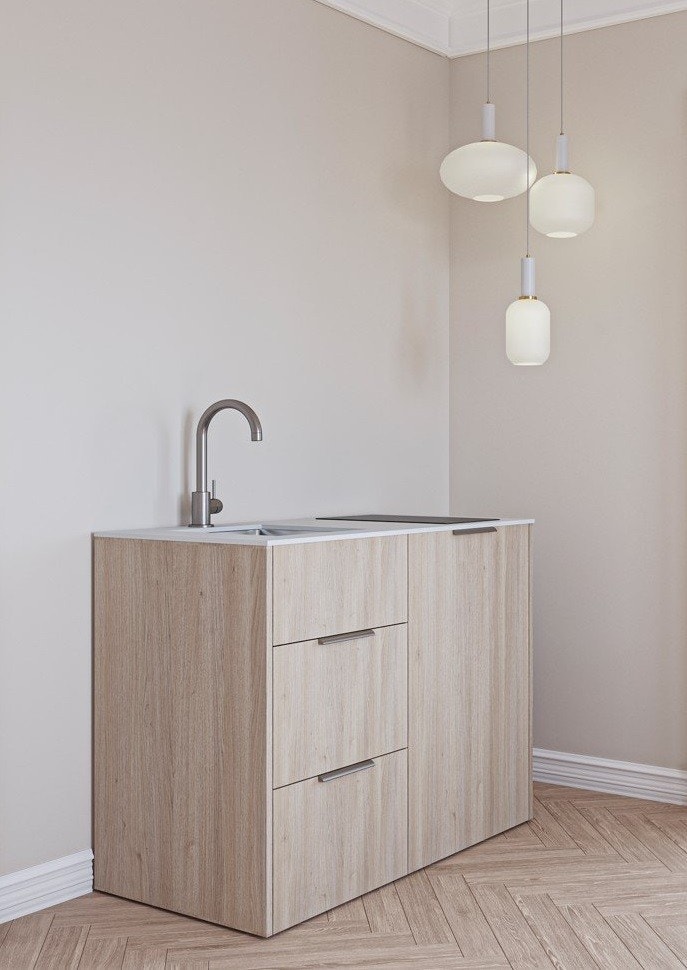 Kjøkken med vask, induksjon og kjøleskap som monteres i leiligheten. Galleribilde