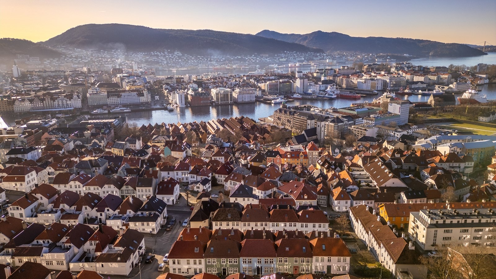 Etter en kort spasertur er du midt i sentrumskjernen, der shopping, restauranter, og kulturliv venter, samtidig som leiligheten ligger i et rolig område. Galleribilde