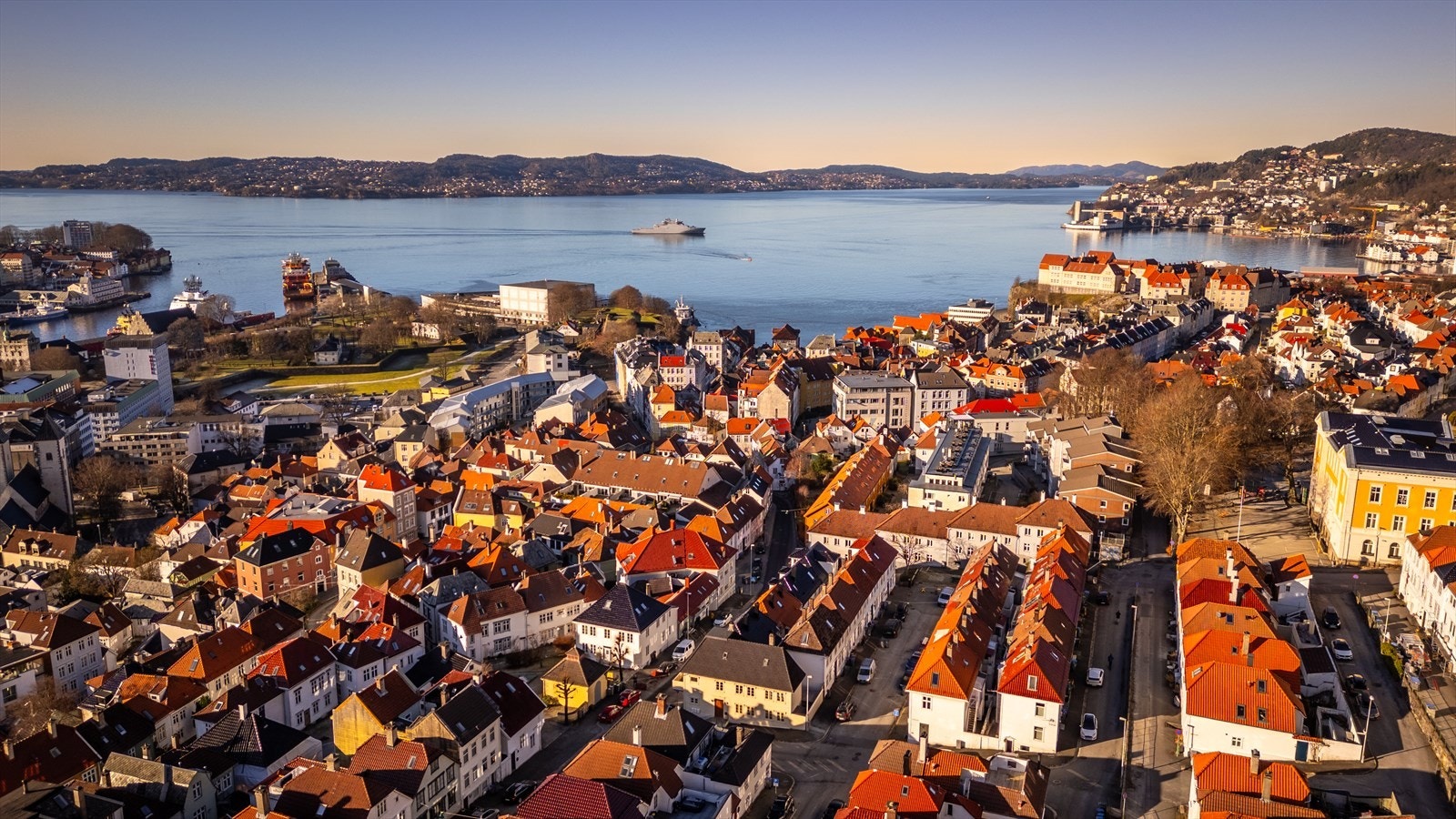La bilen stå igjen hjemme - her har du alt du trenger. Det er kort avstand til blant annet idrettsanlegg, barnehager og skoler i alle alderstrinn. Galleribilde