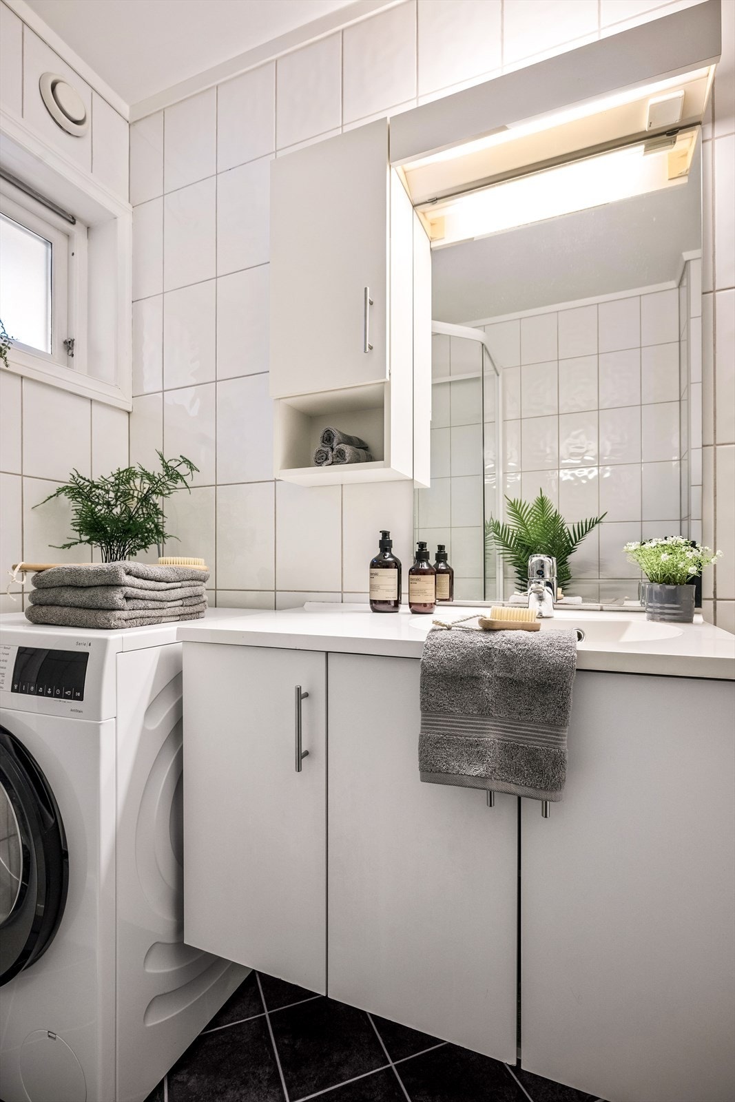 Det er varmekabler i gulv. Her eksisterer det også eget opplegg for vaskemaskin/ tørketrommel. Galleribilde