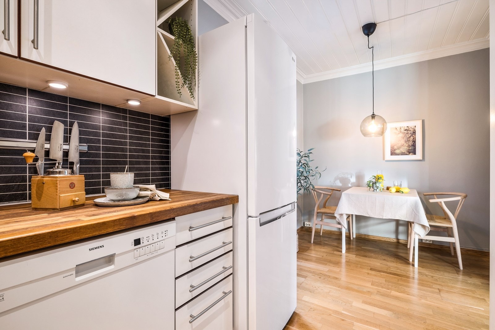 På kjøkkenet er det plass til å innrede med et bord, for å skape et praktisk og koselig spisehjørne. Galleribilde
