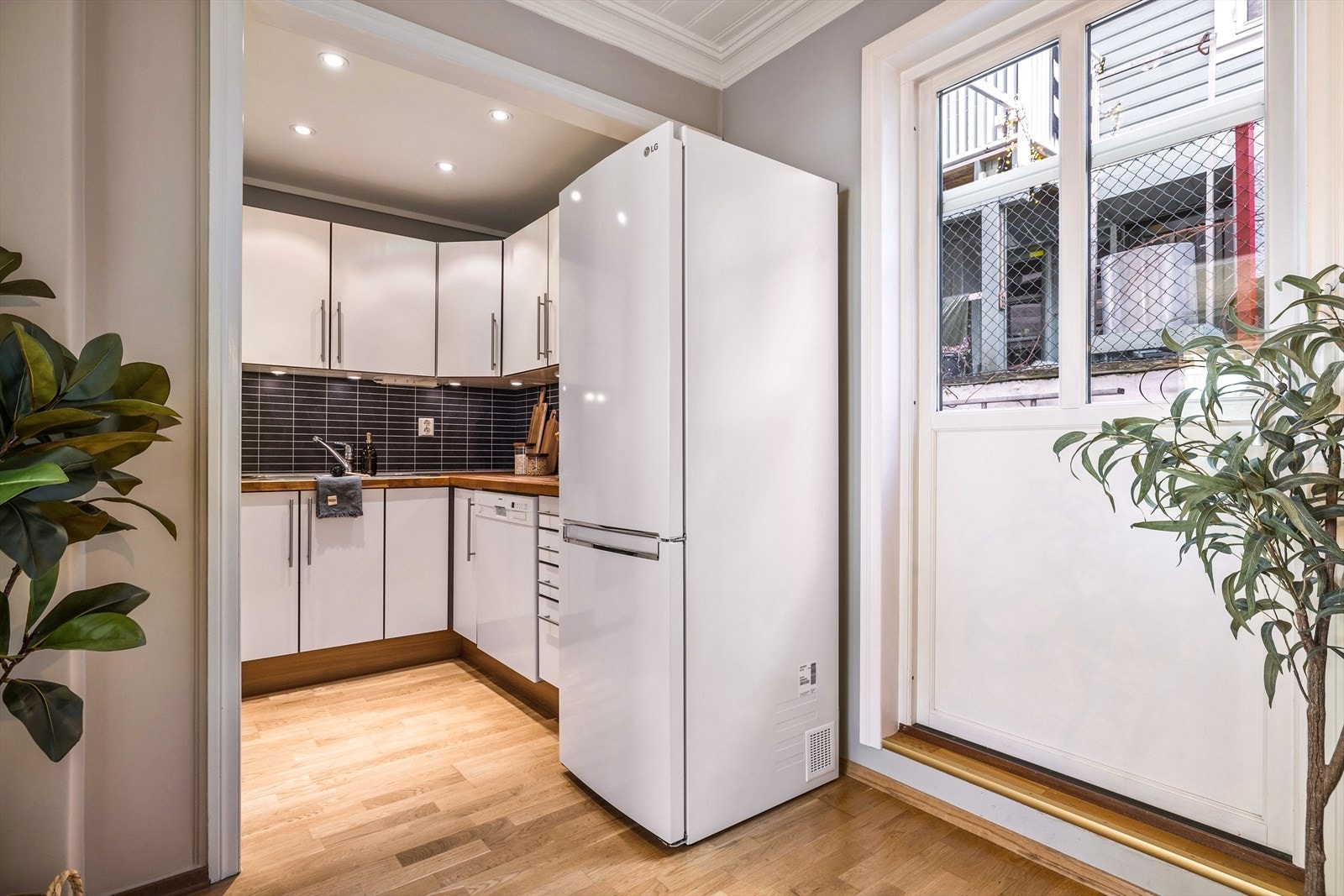 Moderne og stilren kjøkkeninnredning fra HTH med laminert benkeplate og slette fronter. Galleribilde