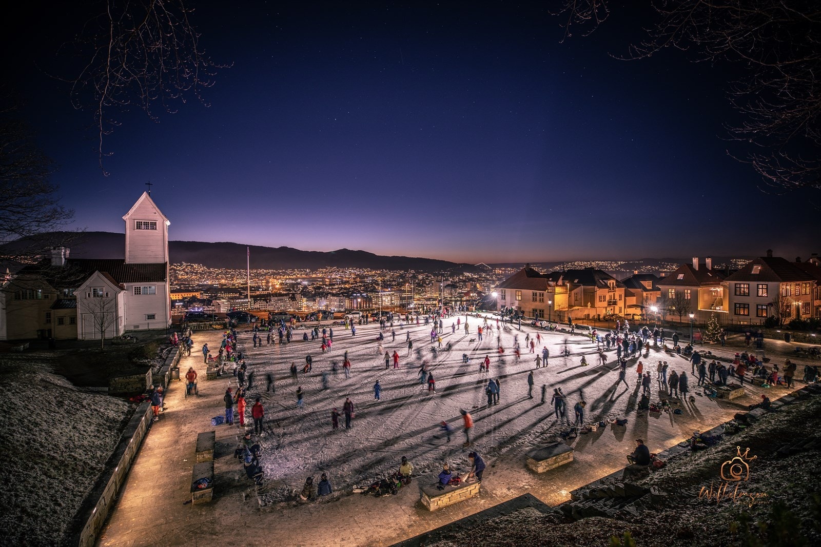 Like ved finner du gamle Skansen brannstasjon. Her kan du stå på skøyter om vinteren, med en nydelig utsikt. Galleribilde