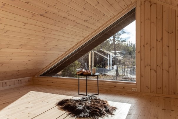 Utsikt fra trekantvindu i hemsstue Illustrasjonsbilde Galleribilde