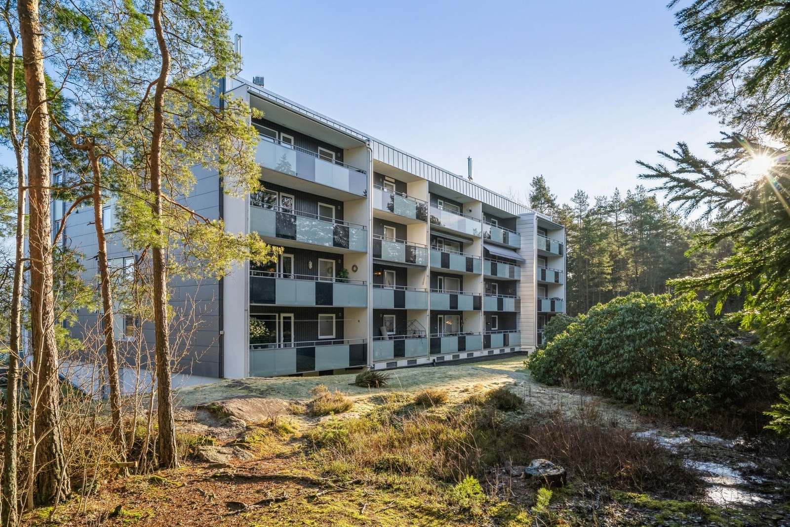 Blokken ligger i umiddelbar nærhet til lysløypa på Kurland Galleribilde