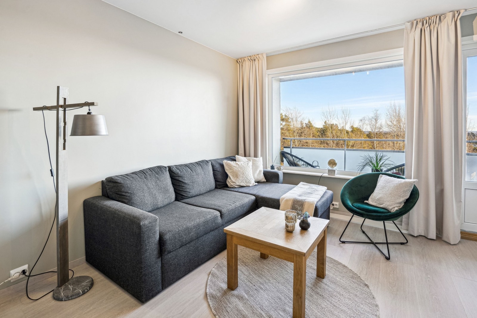 Stue. Gardiner med hotelloppheng gir et romslig inntrykk. Galleribilde
