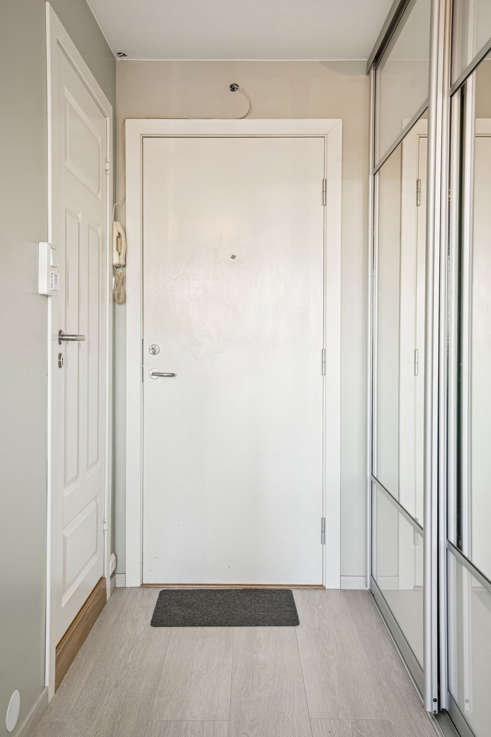 Gang med romslig skyvedørsgarderobe Galleribilde