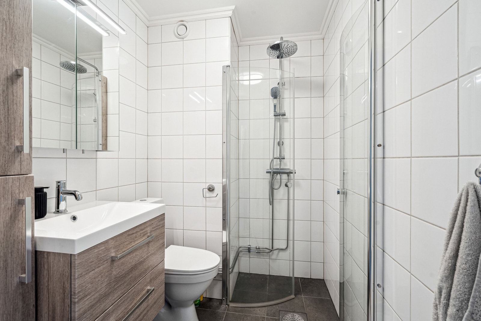 Bad med ny innredning, dusj og dusjvegger Galleribilde