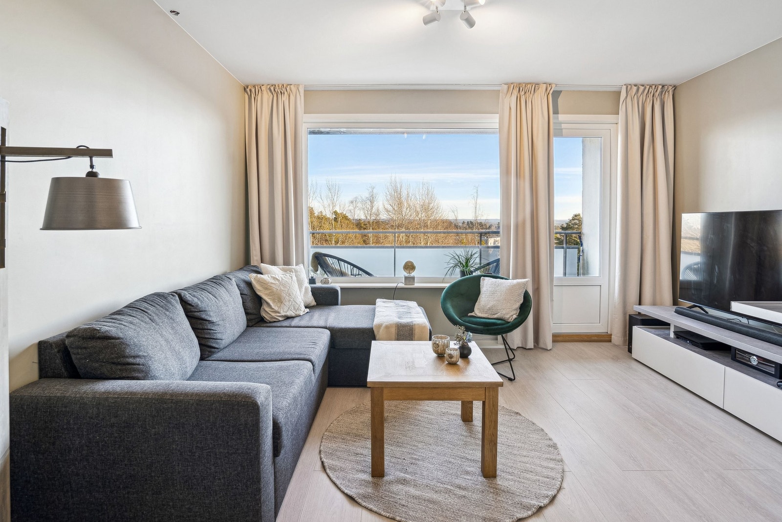 Stuen er lys og delikat med tidsriktige farger. Alle overflater er pusset og malt, det er nytt gulv og nye lister. Galleribilde