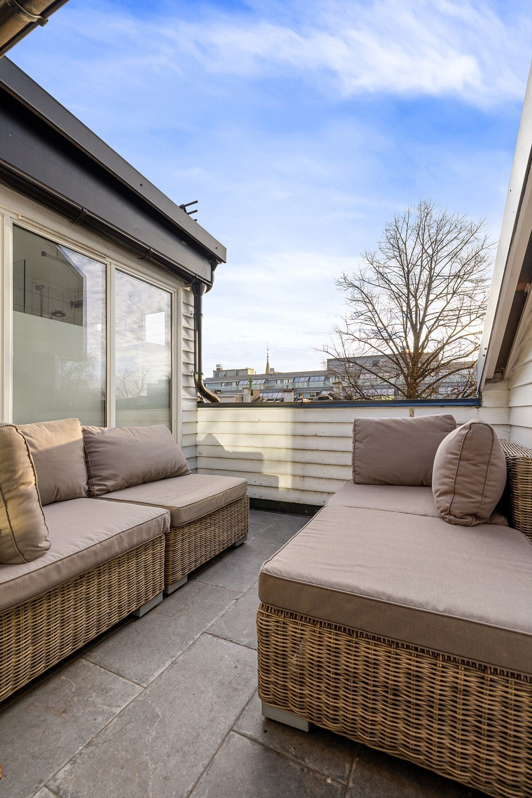 Her er det plass til utemøblement og beplantning. Solrikt, høy og fritt uten sjenerende innsyn eller gjenboere. Galleribilde