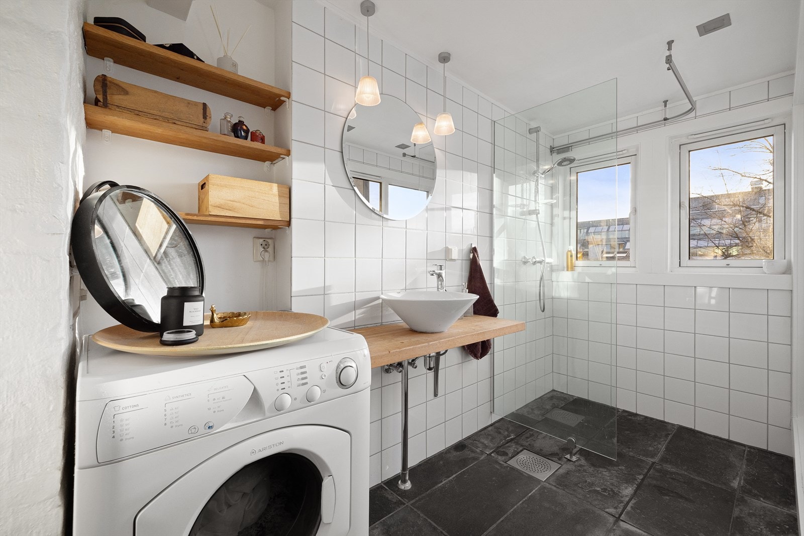 Stort, tidløst bad med flislagte overflater, behagelig gulvvarme og downlights i himling. Det er opplegg for vaskemaskin. Galleribilde