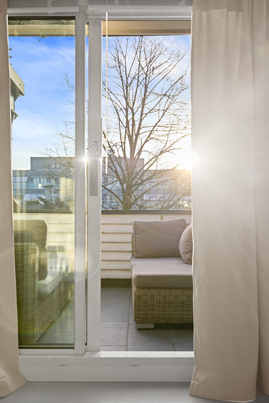 Fra soverommet er det utgang til en sørøstvendt takterrasse på ca. 5 kvm. Galleribilde