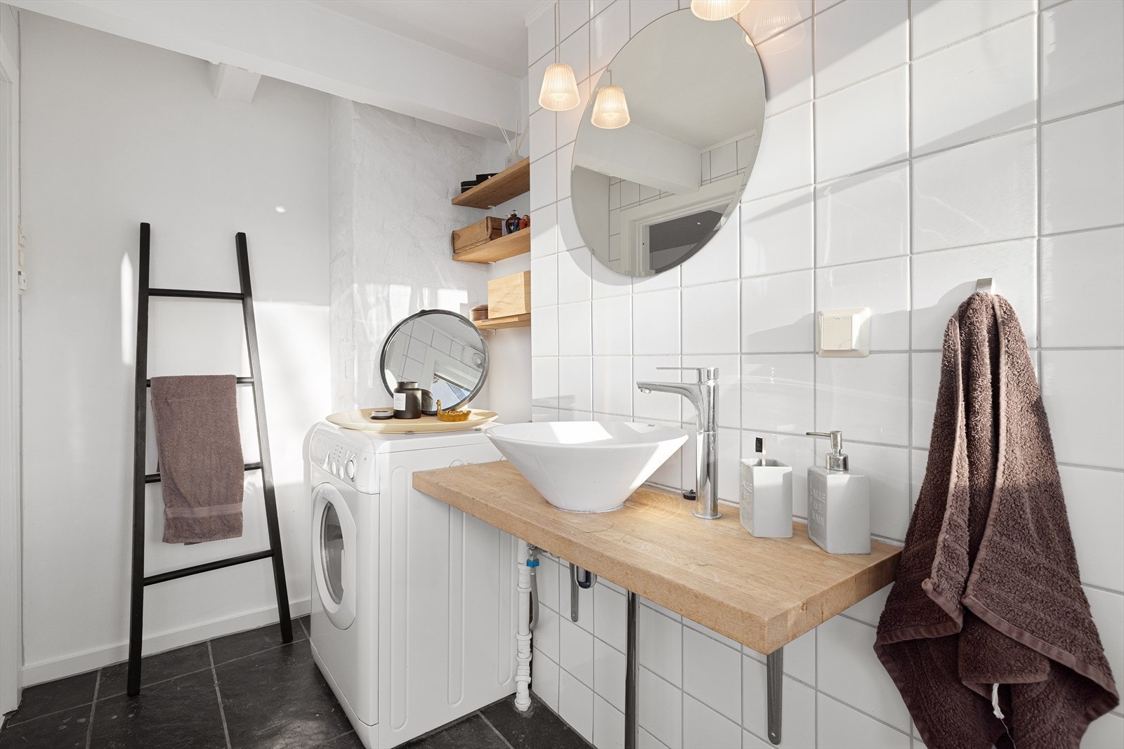 Badet er utstyrt med dusjnisje med glassvegg og servant og ettgreps armatur fra Hafa på heltre benkeplate. Galleribilde