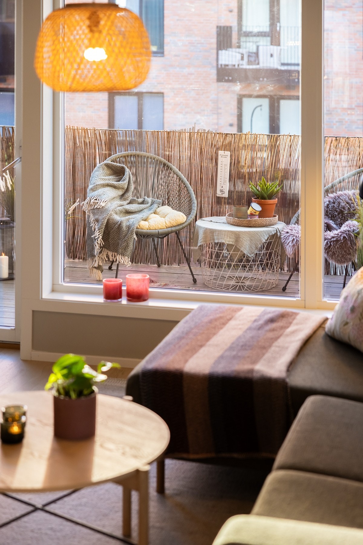 Fra stuen er det utgang til en herlig balkong med sol oppgitt fra selger fra ca 1630-2030 om sommeren. Galleribilde