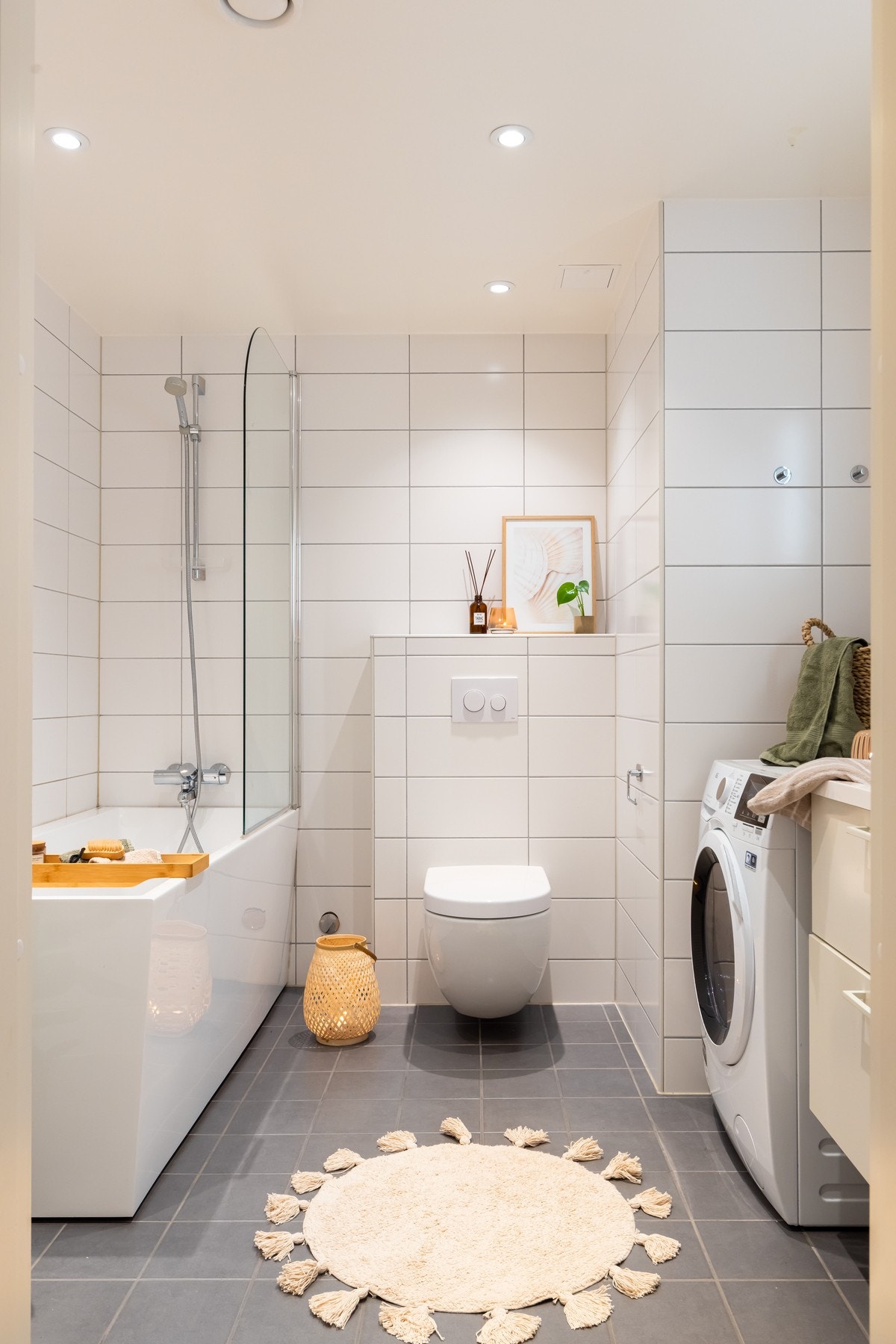 Badet er utstyrt med opplegg for vaskemaskin og tørketrommel. Galleribilde