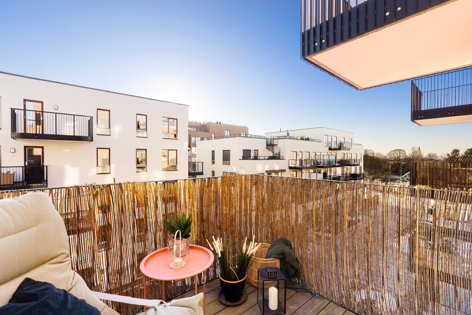 Balkongen er vendt ut mot en stille, bilfri blindvei. Galleribilde