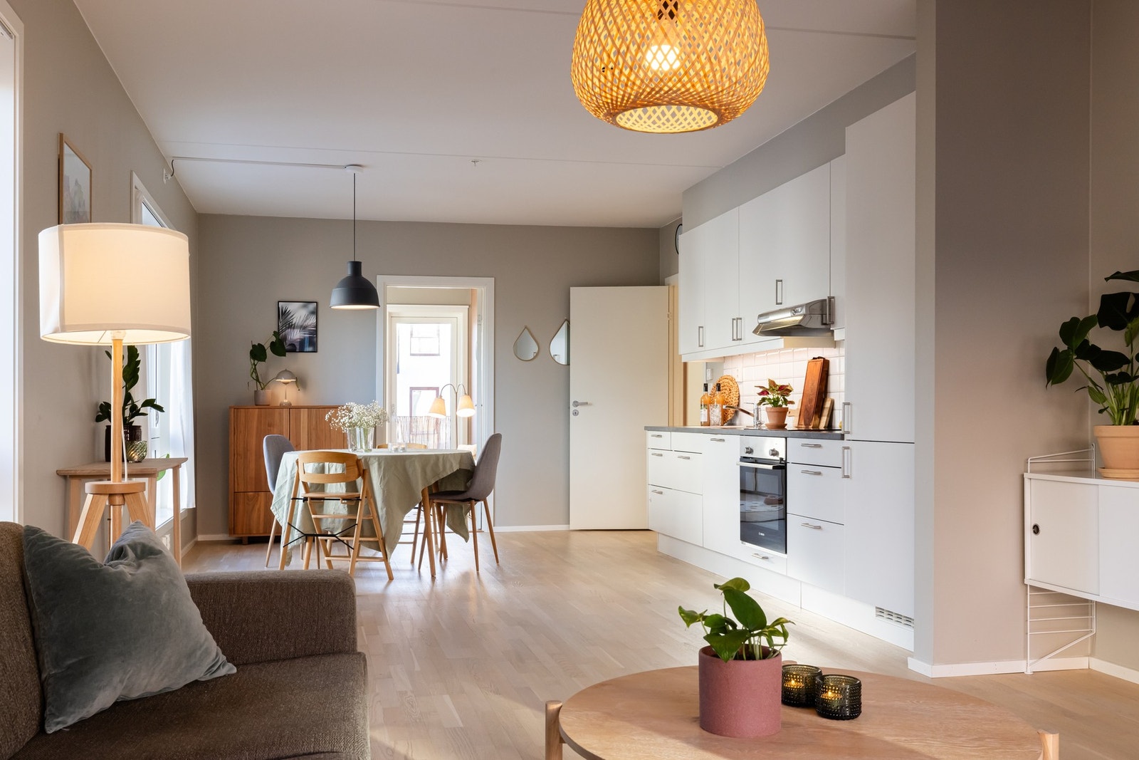 Stue/kjøkken ligger i åpen løsning og har gode møbleringssoner. Galleribilde