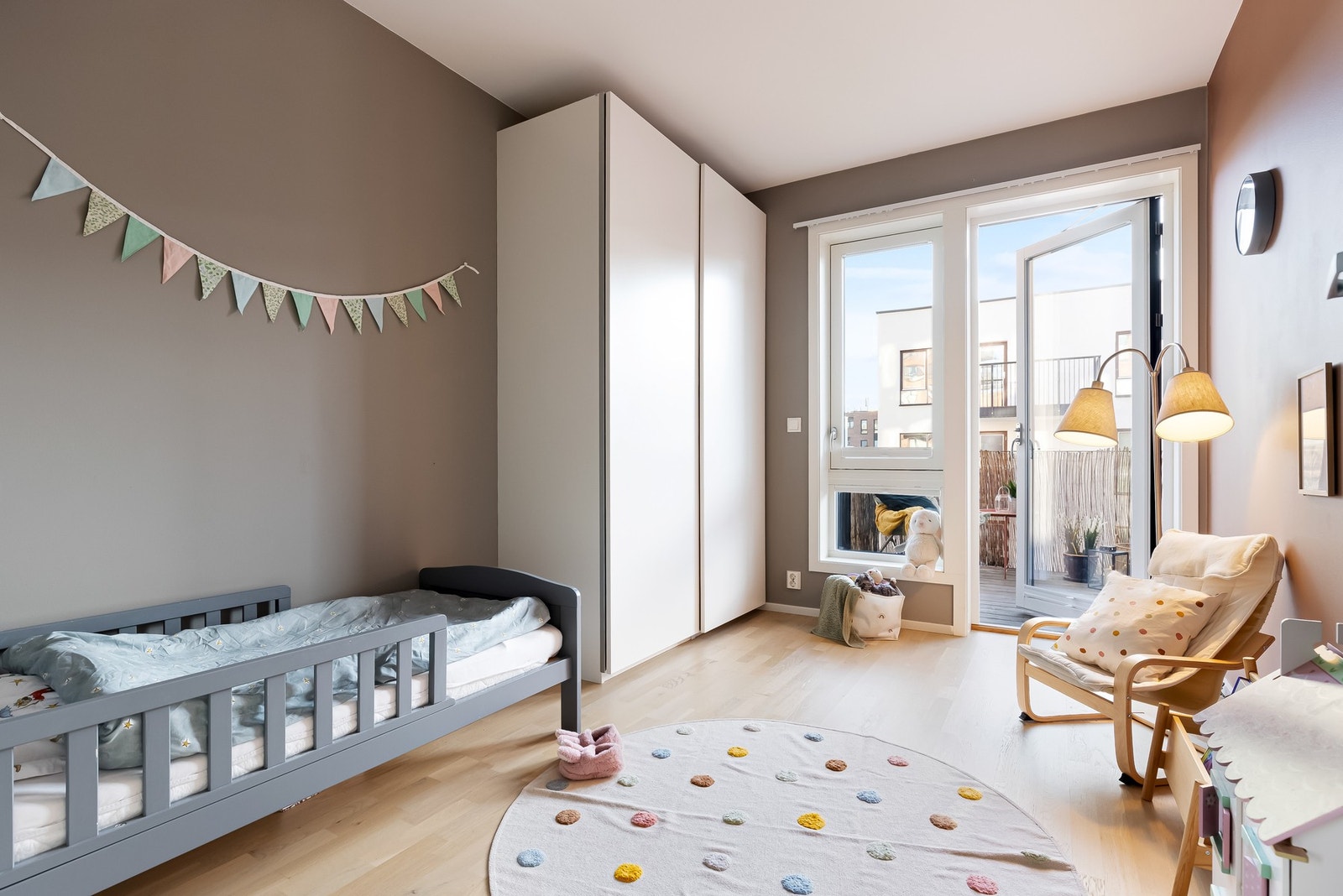 Soverom to med egen balkong, kan brukes både som barnerom, gjesterom eller kontor. Galleribilde