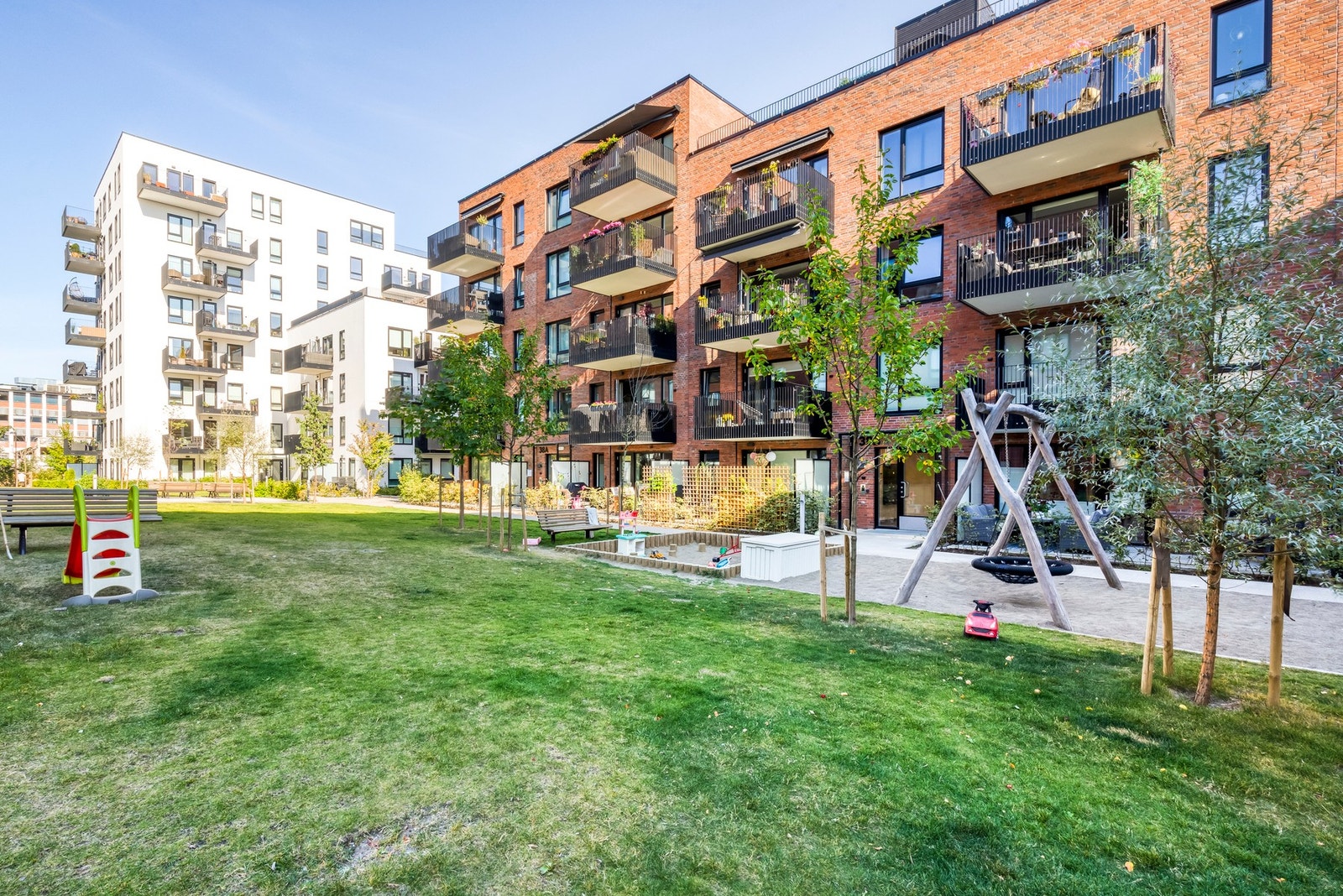 Rett utenfor blokken har man flere herlige grøntområder med sittegrupper og lekeplasser. Galleribilde