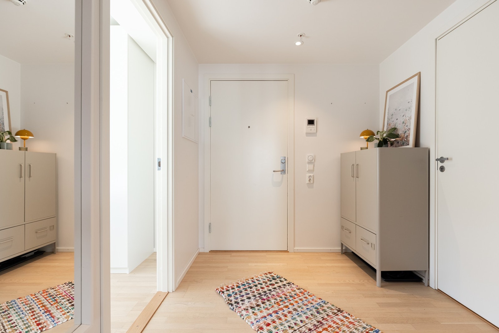 Entreen er romslig og gir et lyst og fint førsteinntrykk av boligen. Galleribilde