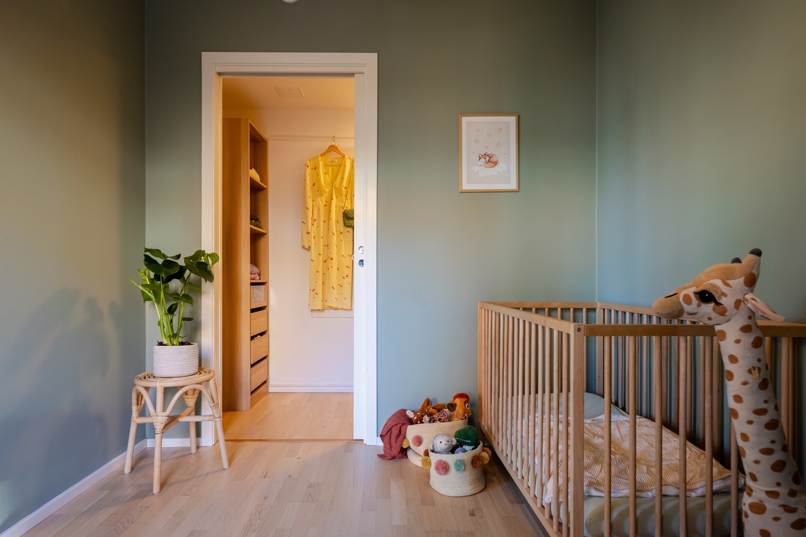 Boden er innredet med garderobeløsning fra Pax, dette medfølger naturligvis salget. Galleribilde