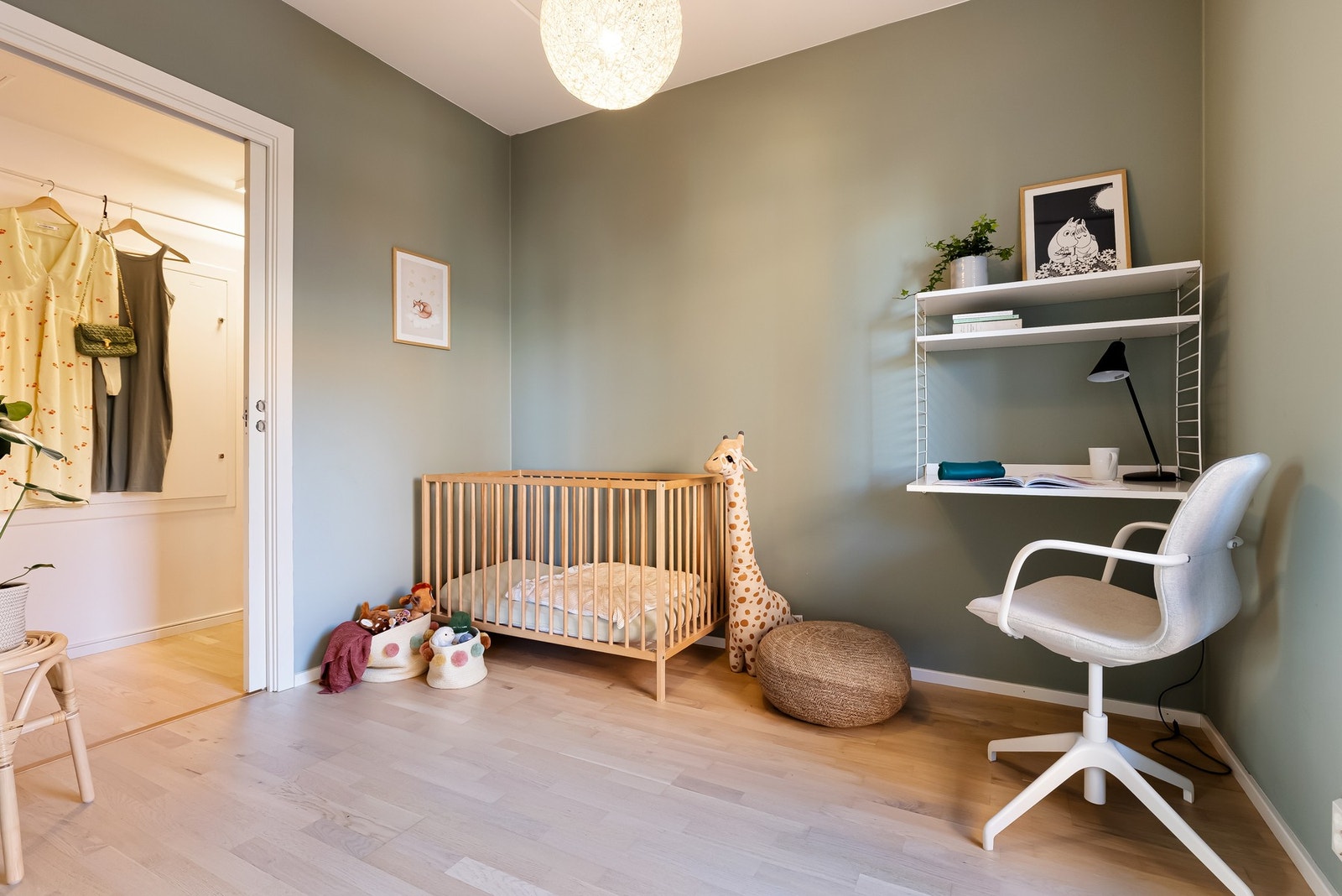 Soverom tre med inngang fra stuen har egen innvendig bod tilknyttet. Galleribilde