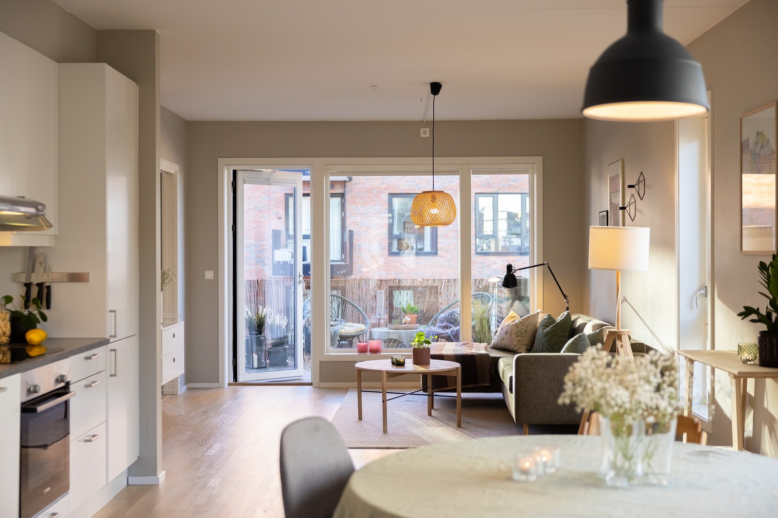 Med åpen kjøkken/stue løsning har du et godt og sosialt allrom. Galleribilde