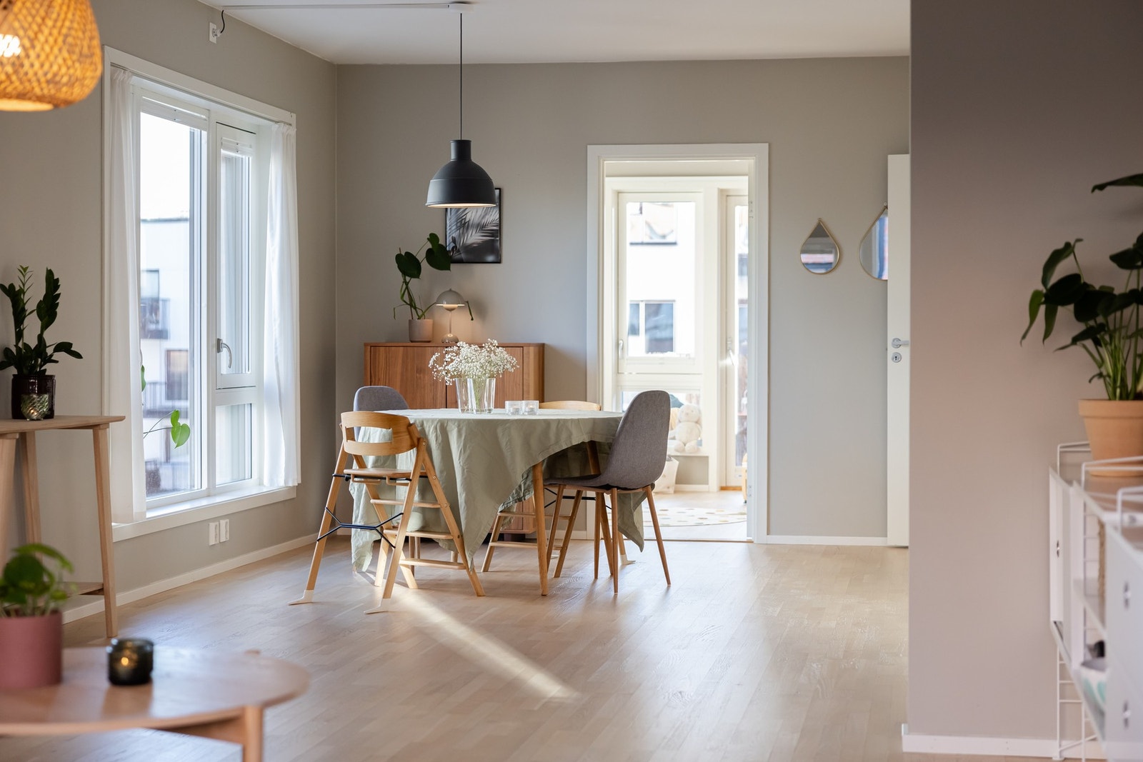 Det er plass til stort spisebord i leiligheten. Galleribilde