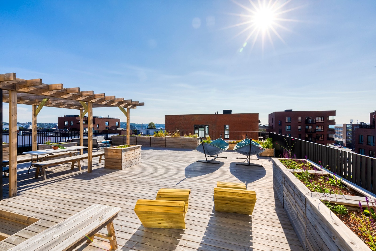 Borettslaget har en fantastisk felles takterrasse som er opparbeidet av beboerne med utemøbler og grill. Galleribilde