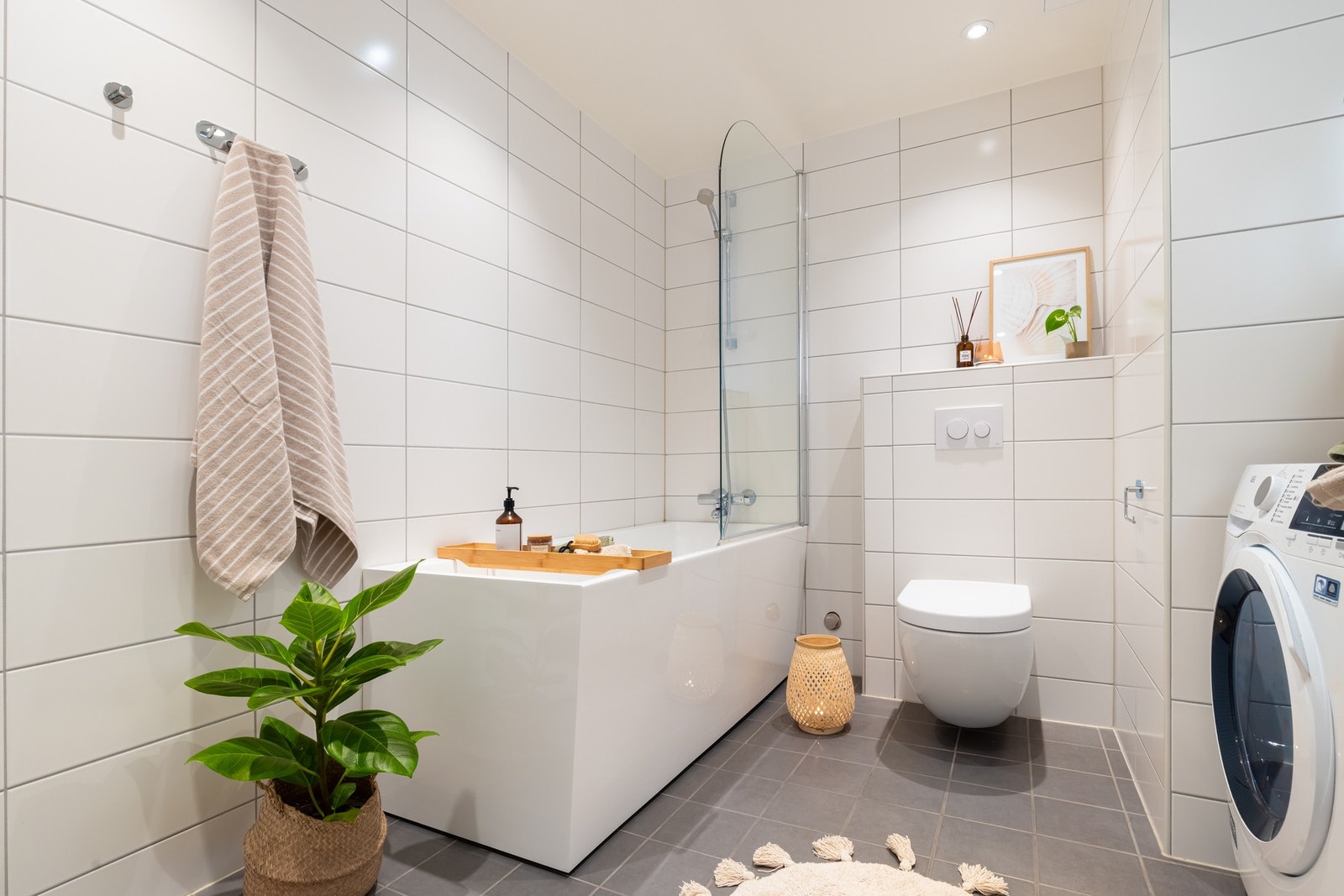 I tillegg er det naturligvis downlights i tak, varmekabler i gulv, vegghengt toalett og badekar. Galleribilde