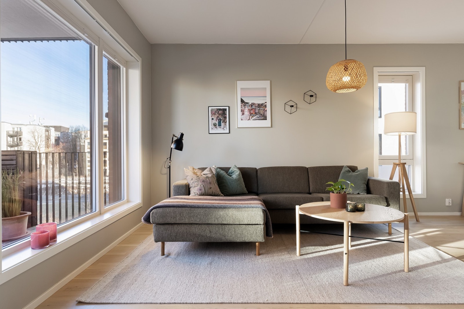 Boligen ligger fint til byggets 3. etasje. Galleribilde