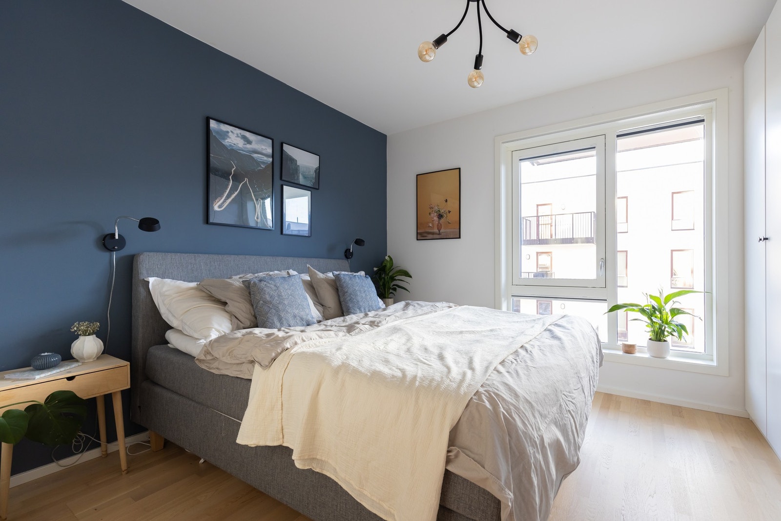 Hovedsoverommet har god størrelse og plass til både dobbeltseng og stor garderobeløsning. Galleribilde