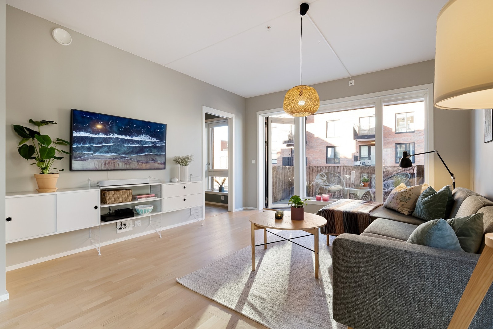 Boligen har to balkonger, en på hver side av blokken. Galleribilde