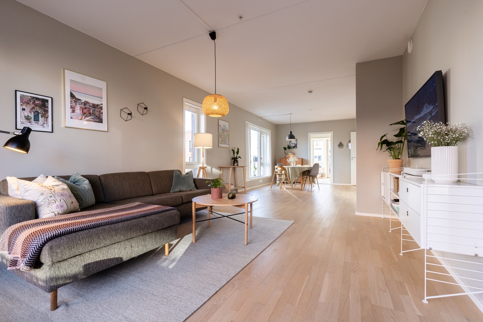 Det er flere vindusflater som bidrar til svært gode lysforhold i boligen. Galleribilde